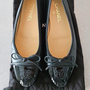 Almost new Chanel black flats, 39. Leather and patent. With box